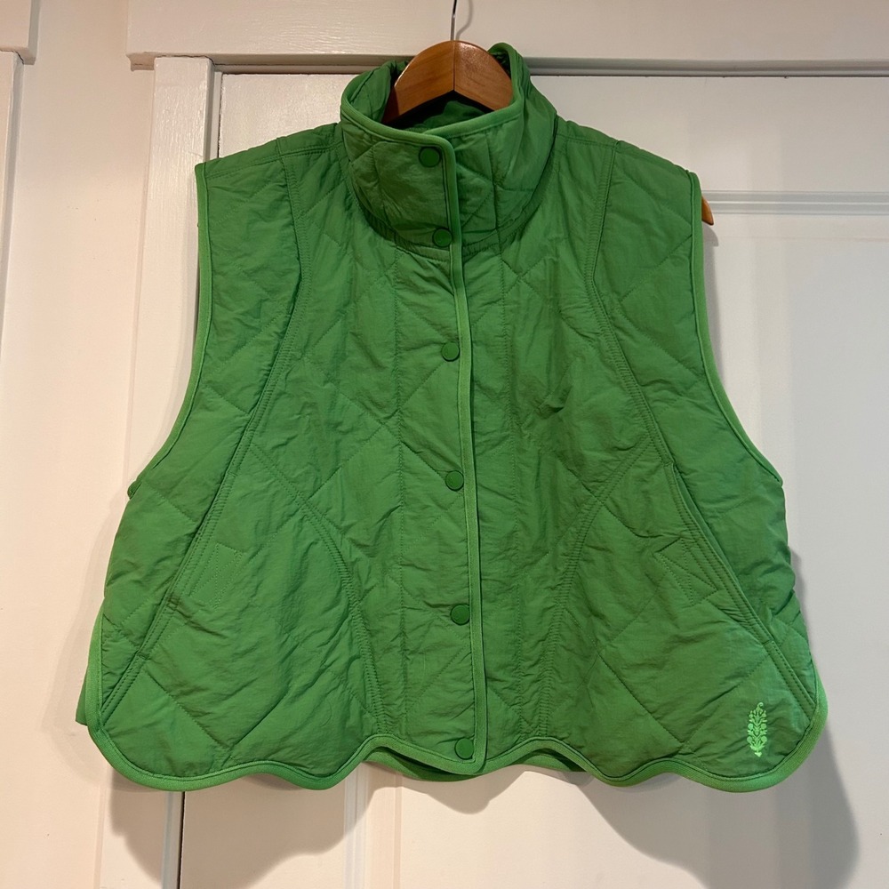 FP Movement‎ Quinn Puffer Vest Green Quilted Scalloped Hem XS Workout Athleisure - Picture 2 of 10